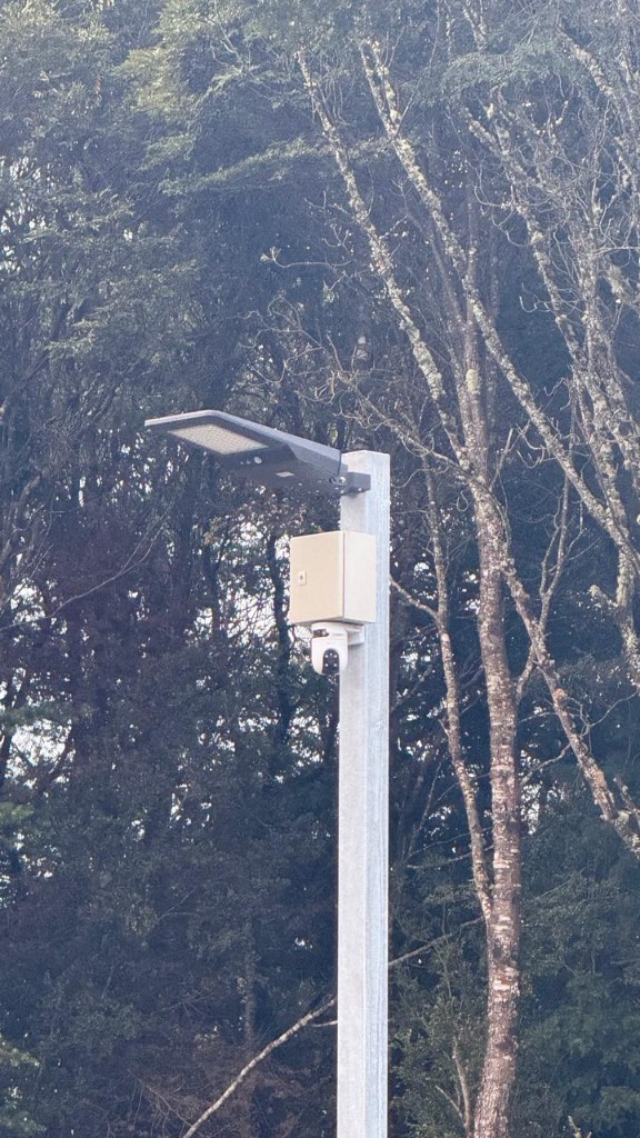 Cámara de seguridad y luminaria instalada en poste