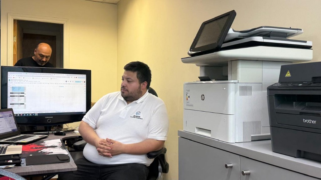 Cristian Álvarez, Gerente Comercial de Bynari, en oficina